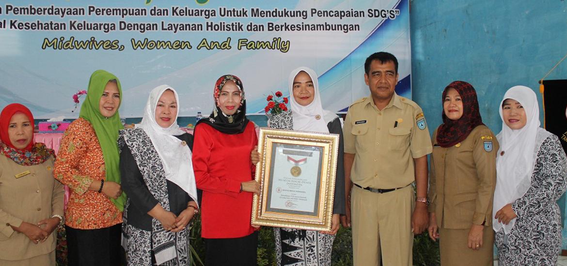 Ikatan Bidan Indonesia Bengkulu Utara menerima Penghargaan Rekor Pemeriksaan IVA (Sumber Foto : mediacenter.bengkuluutarakab.go.id)