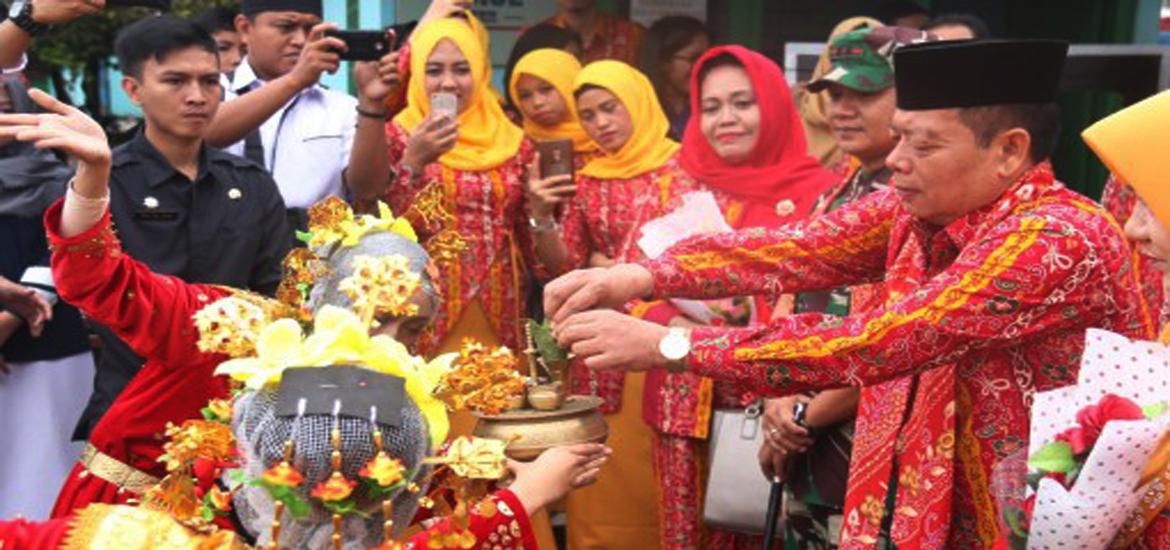 Penjabat Walikota Bengkulu H. Budiman Ismaun membuka acara Cendana Fair ke XVI di SMAN 5 Kota Bengkulu