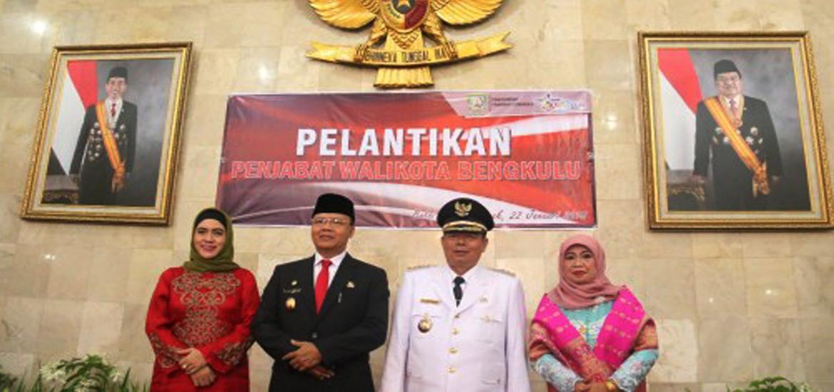 Plt Gubernur bersama istri dan Penjabat walikota bersama istri usai pelantikan