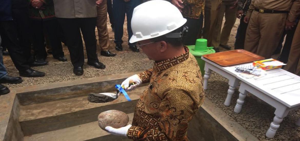 Peletakan batu pertama Hotel Mercure bintang empat oleh Plt Gubernur Rohidin Mersyah, Senin (29/01/2018)