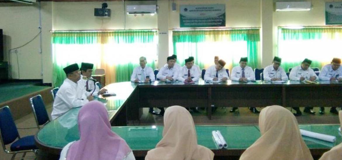 Kepala Kanwil Kemenag Provinsi Bengkulu Drs. H. Bustasar. MS, M.Pd saat memimpin rapat koordinasi persiapan program yang akan dilakukan di tahun 2018.