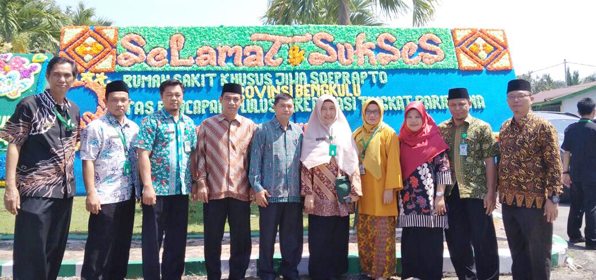 Direktur RSKJ Soeprapto Bengkulu bersama Staf Ahli Bidang Kemasyarakatan dan SDM, Rusdi Bakar,M.Pd. Rusdi Bakar beserta jajaran RSKJ foto bersama usai syukuran