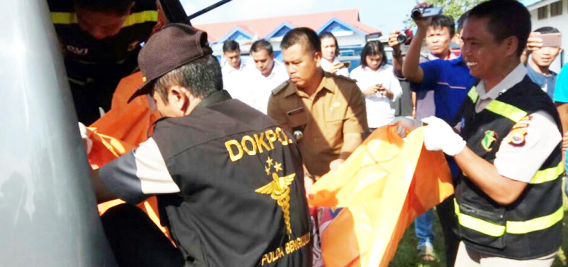 Polisi saat evakuasi, (Sumber Foto : Bengkulutoday.com)