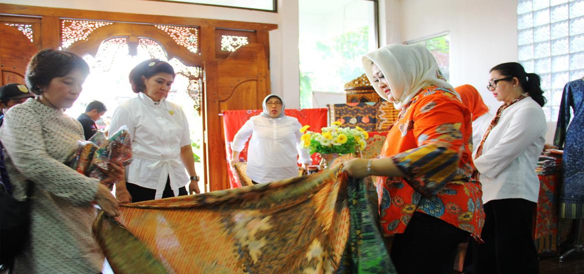 Rombongan OASE mengunjungi Rumah Batik Bengkulu “La Mentique”, di kawasan Penurunan Kota Bengkulu