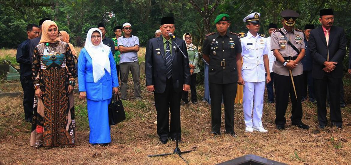 Penjabat Walikota beserta jajaran Pemkot Bengkulu ziarah dan tabur bunga ke makam mantan Walikota dalam rangka memperingati Hari Jadi Kota Bengkulu ke-299, Kamis (15/3/2018)