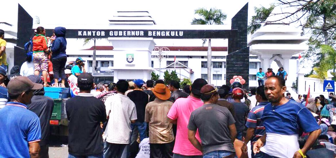 Ratusan massa yang tergabung dalam persatuan nelayan trawl Pulau Baai Bengkulu gelar aksi di depan Kantor Gubernur Bengkulu, Senin (26/3/2018)
