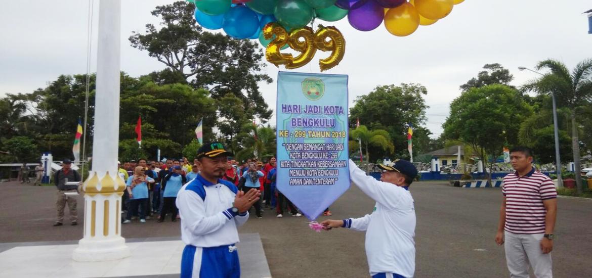 Penjabat Walikota Budiman Ismaun dan Sekda Kota Marjon melepas  balon launching Hari Jadi Kota Bengkulu ke-299