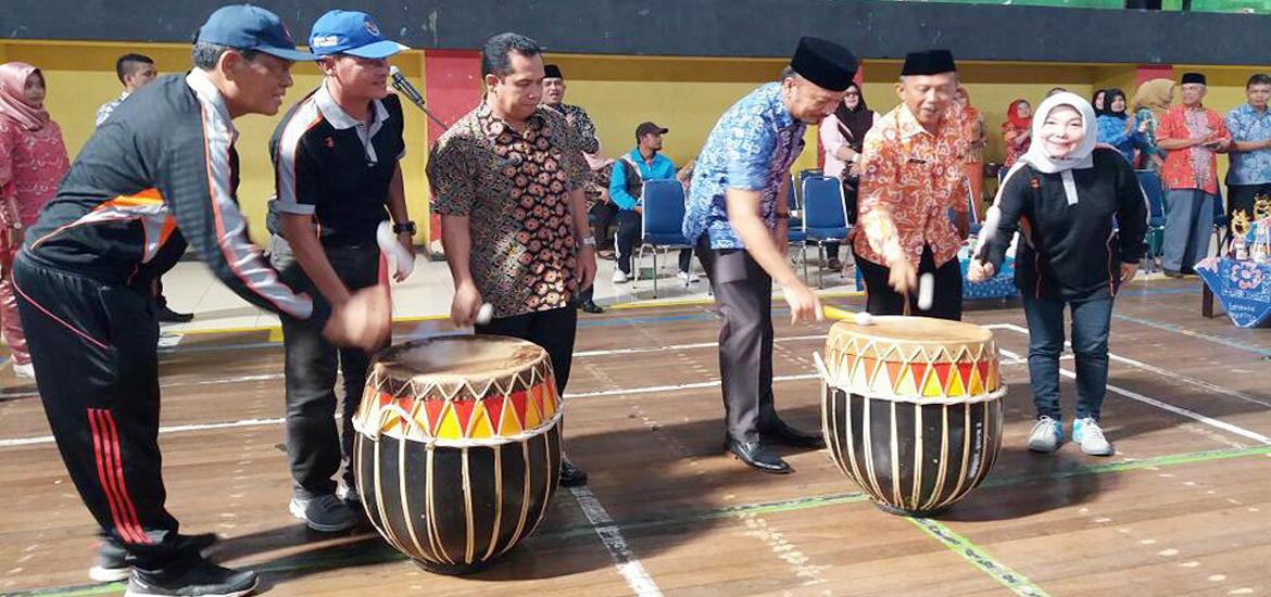 Pembukaan Turnamen Voly antar kecamatan dibuka secara resmi dengan pemukulan dol