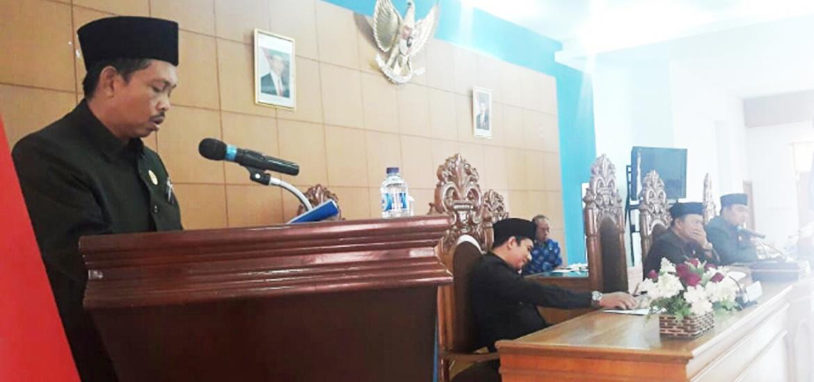 -- Perwakilan fraksi DPR Bengkulu Utara menyampakan pandangan --