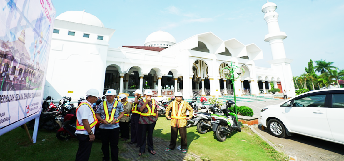 Plt Gubernur Rohidin Mersyah bersama tim saat meninjau Raya Baitul Izzah
