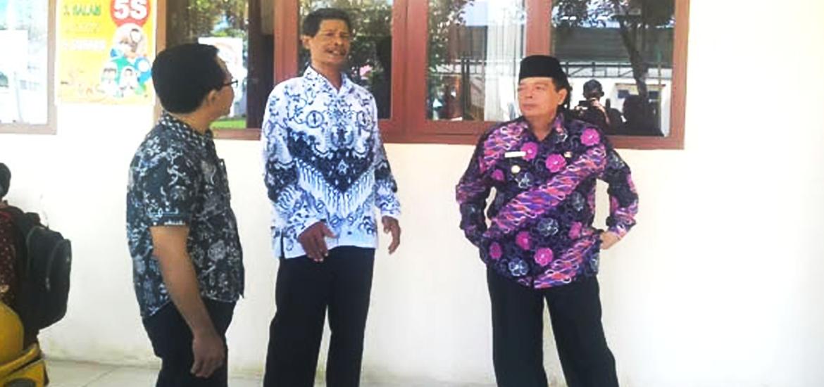 -- Penjabat Walikota Bengkulu Budiman Ismaun saat meninjau Autis Center di Jalan Irian Tanjung Jaya Kota Bengkulu, Kamis (5/4/2018) --