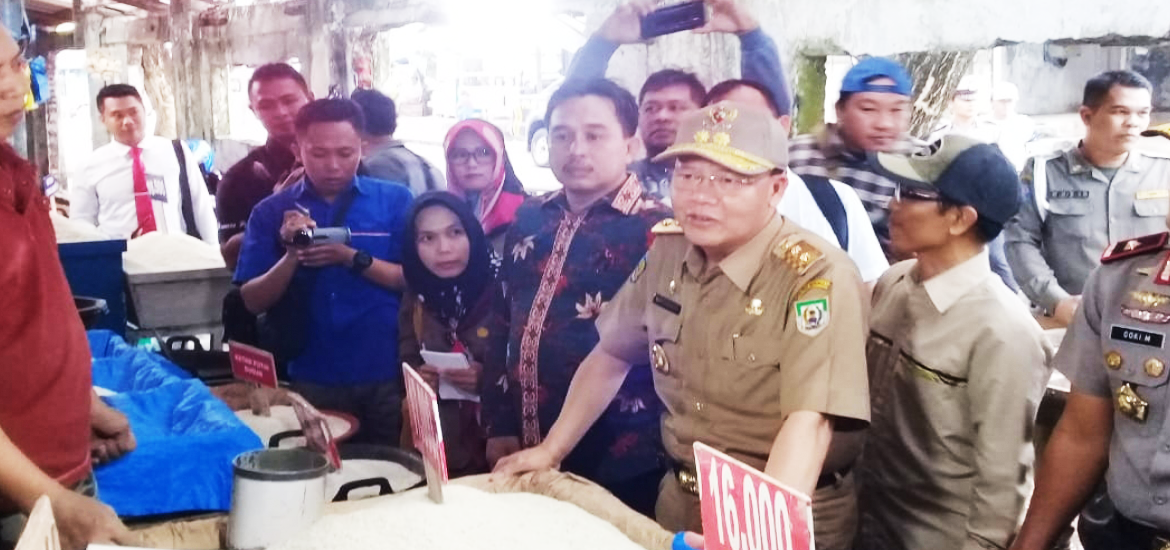 Plt Gubernur Rohidin Mersyah saat meninjau Pasar Panorama