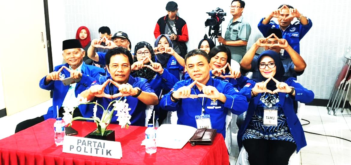 Ketua DPRD Provinsi Bengkulu Partai Demokrat Edison Simbolon beserta rombongan mendaftarkan Bacaleg ke KPU