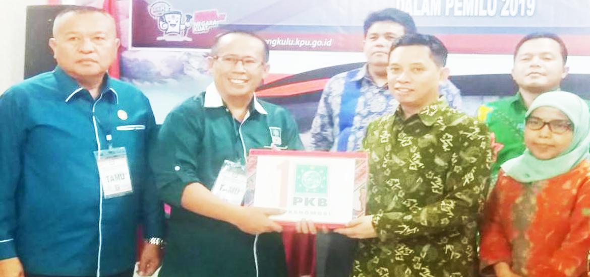 Ketua DPW Provinsi Bengkulu Partai PKB Heliardo beserta rombongan mendaftarkan Bacalegnya ke KPU Provinsi Bengkulu