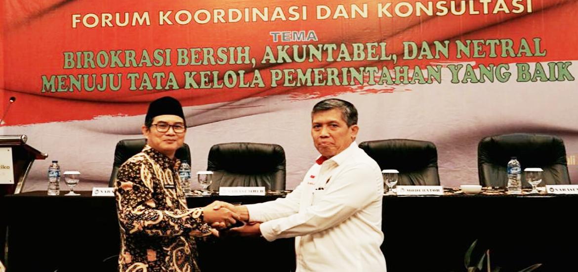 Deputi Bidang Koordinasi, Komunikasi, dan Informasi Aparatur Kemenkopolhukam, Marsda TNI Warsono bersama  Asisten III Setda Provinsi Bengkulu Bidang Administrasi Umum Gotri Suyanto