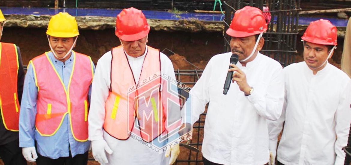 Renovasi Masjid Agung Kota Arga Makmur dimulai dengan peletakan batu pertama pembangunan menara