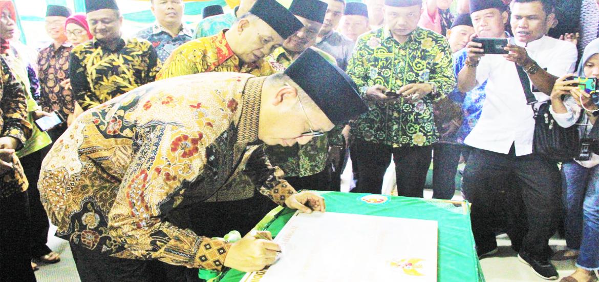 Penandatangan prasasti peresmian oleh Menag RI Lukman Hakim Saifuddin