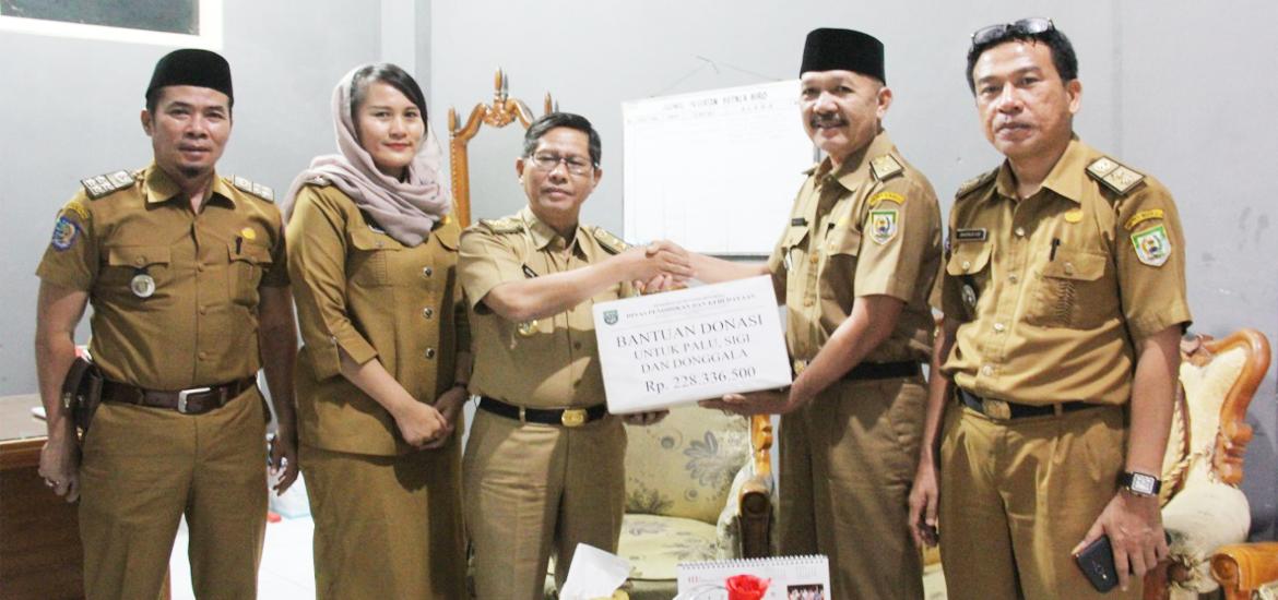 Disdikbud Provinsi Bengkulu menyerahkan bantuan donasi untuk korban bencana alam di Palu