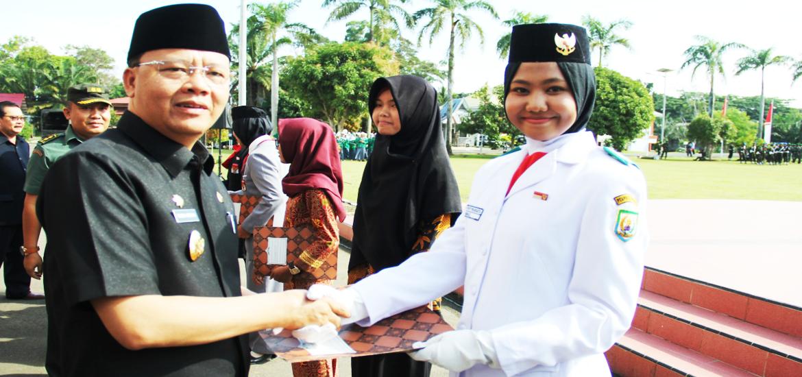 Plt Gubernur Bengkulu Rohidin Mersyah memberikan reward kepada salah satu pemuda berprestasi