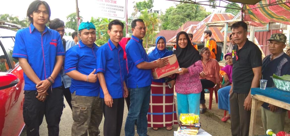 Pengurus AMBO memberikan bantuan korban banjir