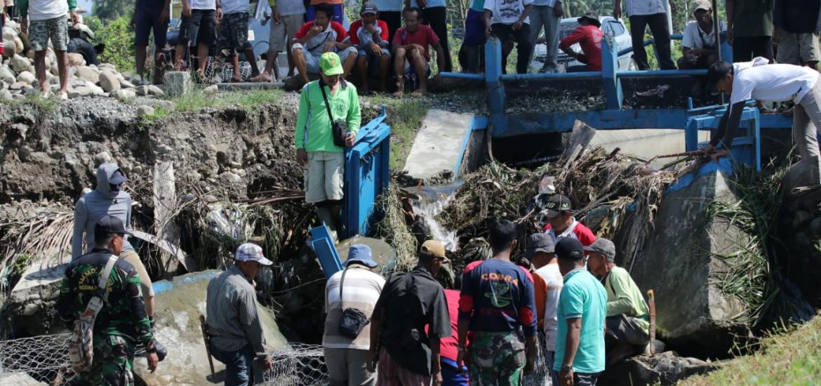 Para petani di Seginim gotong royong pasang bronjong