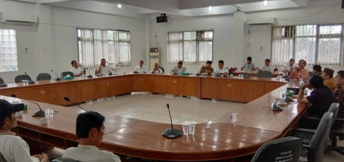 DPRD dan Pedagang Pasar Ampera duduk bersama mencari solusi dan mendengar aspirasi terkait rencana relokasi pedagang yang berjualan di trotoar.