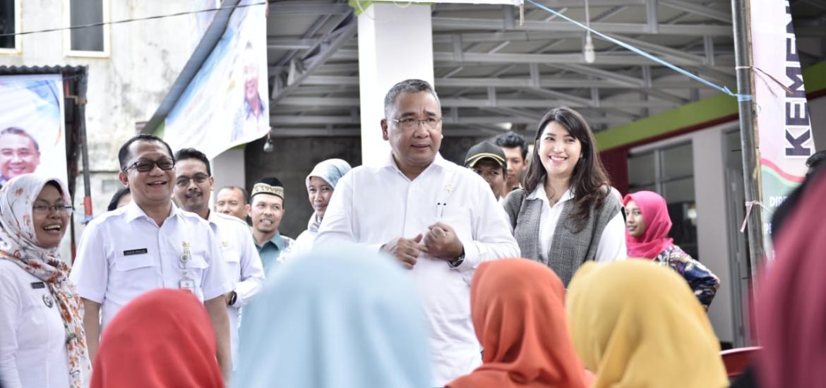 Mendes PDTT saat meninjau dan meresmikan Rumah Pajang berupa BUMDes Mart di Bengkulu Utara