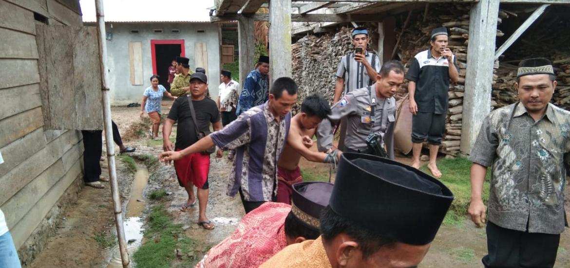 Pelaku diamankan Polisi dan  dibantu warga setempat