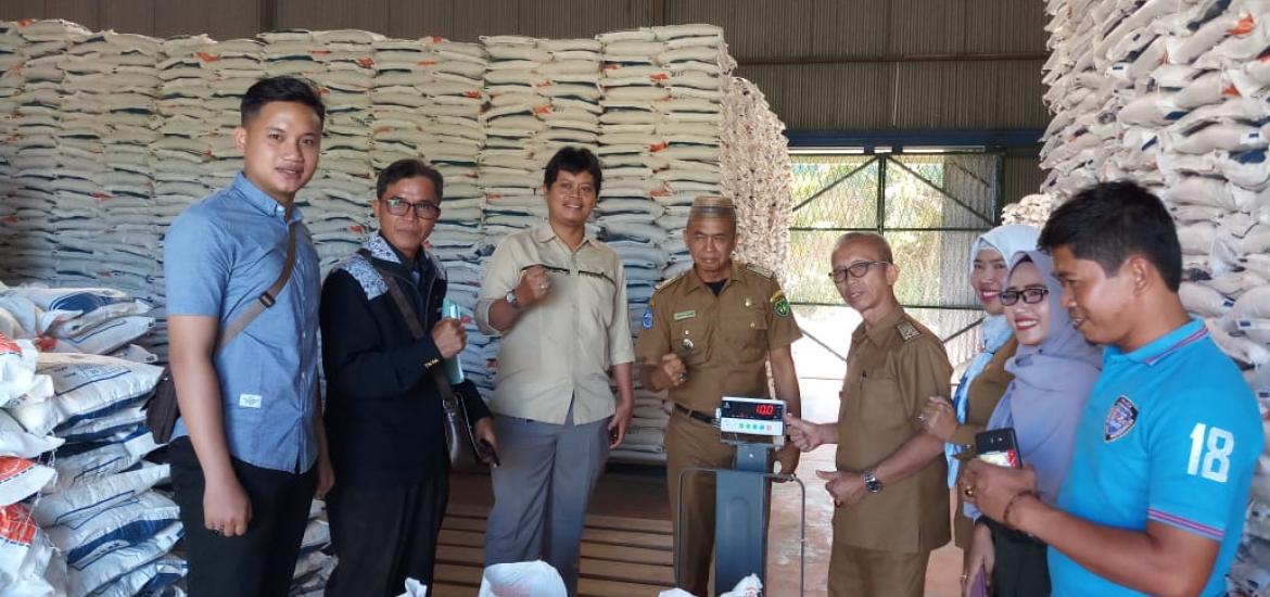 Kepala Dinas Sosial Bengkulu Selatan Meninjau Kesiapan Bansos Rastra