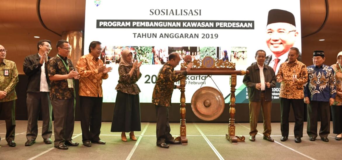 Sekjen Kemendes PDTT Anwar Sanusi saat  meresmikan sosialisasi program pembangunan kawasan perdesaan tahun 2019
