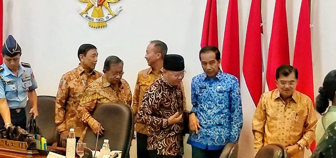 Gubernur Bengkulu Rohidin Mersyah sat bersama Presiden RI Ir. Joko Widodo di Istana Negara