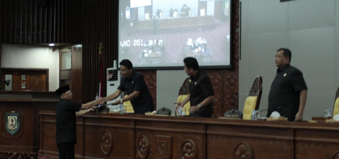 Gubernur Bengkulu Rohidin Mersyah sampaikan nota penjelasan Gubernur atas Raperda tentang Badan Usaha Milik Daerah (BUMD) dan perubahan kedua atas peraturan daerah provinsi Bengkulu nomor 2 tahun 2011