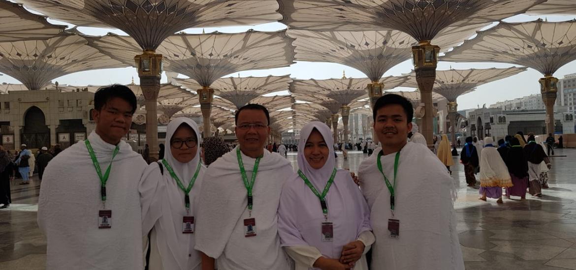 Gubernur Bengkulu Rohidin Mersyah Umroh bersama keluarga