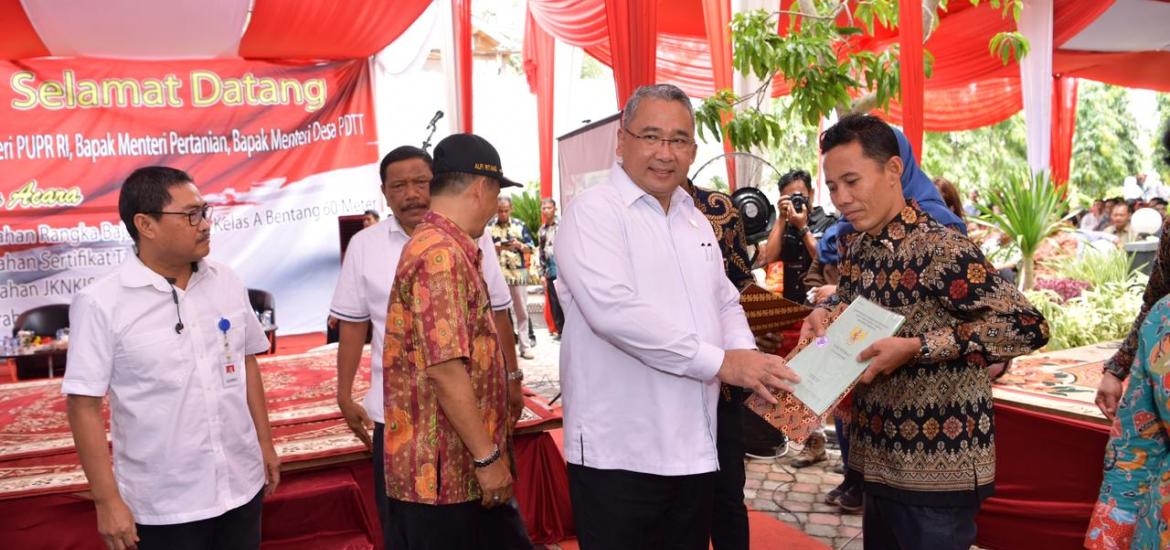 Menteri EKo menyerahkan sertifikat kepada masyarakat Bengkulu Utara