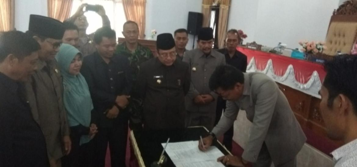 Penandatanganan Pembentukan Perda Kabupaten Seluma Tahun 2018 - 2019 antara Pemkab dan DPRD