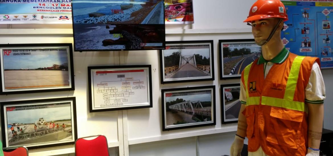 Stand PT Rodakteknindo Purajaya pada pameran HUT Kota Bengkulu ke- 300 di Bencoolen Mall