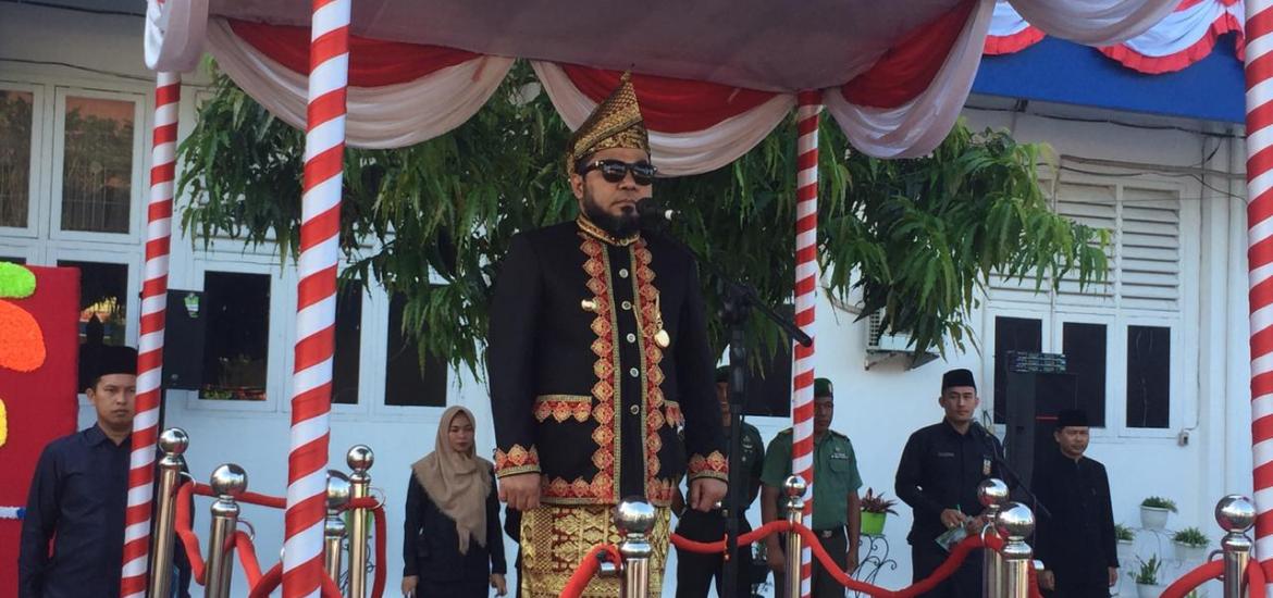 Bertindak sebagai Inspektur upacara, Walikota Bengkulu Helmi Hasan