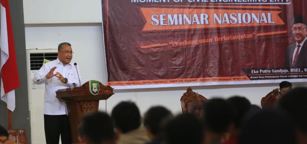 Menteri Eko saat mengisi kuliah umum pada acara seminar nasional yang diselenggarakan oleh Himpunan Mahasiswa Teknik Sipil Universitas Bengkulu