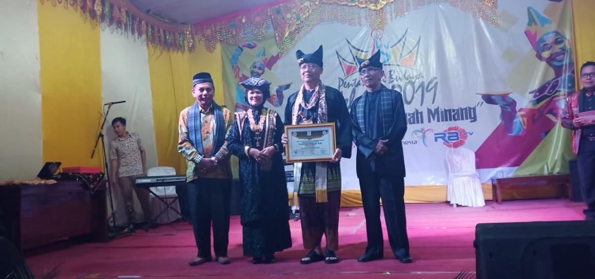 Rohidin Diberi Gelar Datuak Rajo Nan Babangso