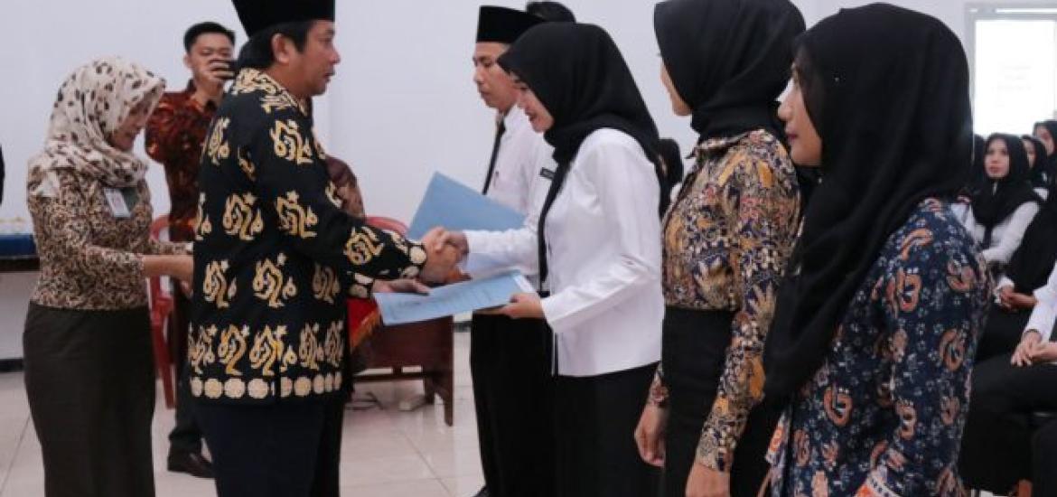 Yudi Satria MM menyerahkan sebanyak 214 Surat Keputusan (SK) Calon Pegawai Negeri Sipil (CPNS) Bengkulu Selatan formasi 2018.