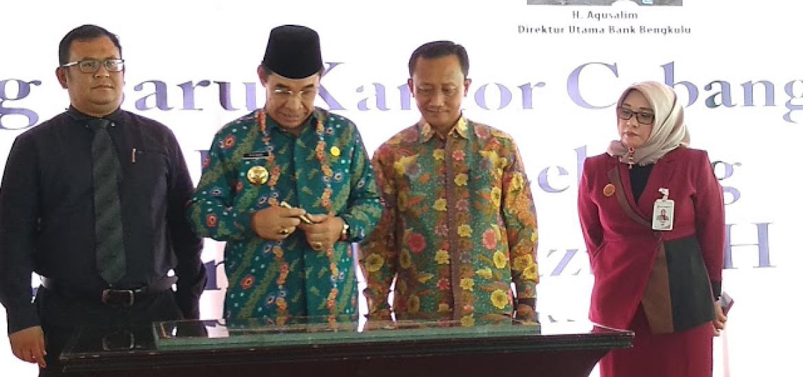 Bupati Rejang Didampingi Direktur Utama Bank Bengkulu Lebong Ahmad Hijazi meresmikan gedung baru Bank Bengkulu Cabang Curup