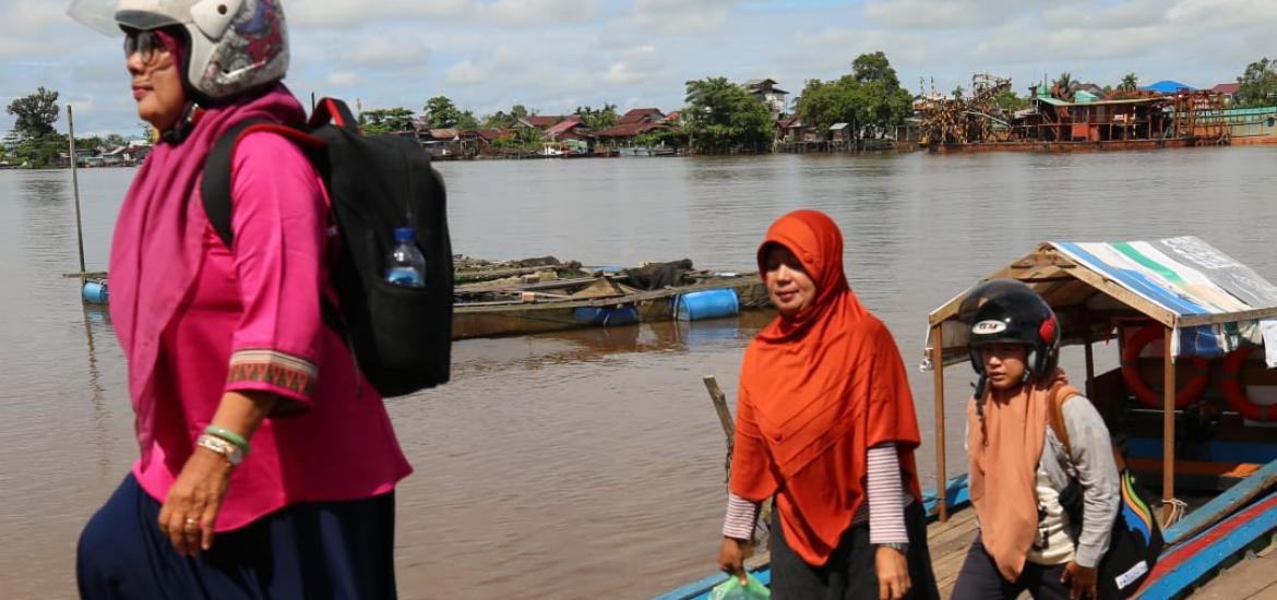 Sebuah perahu kayu bermesin membelah sungai Kapuas saat mengantar sejumlah perempuan yang tengah berjuang untuk memberikan bimbingan kepada perempuan desa di Dusun Kampung Baru, Desa Sungai Ambangah, Kubu Raya, Kalimantan Barat.