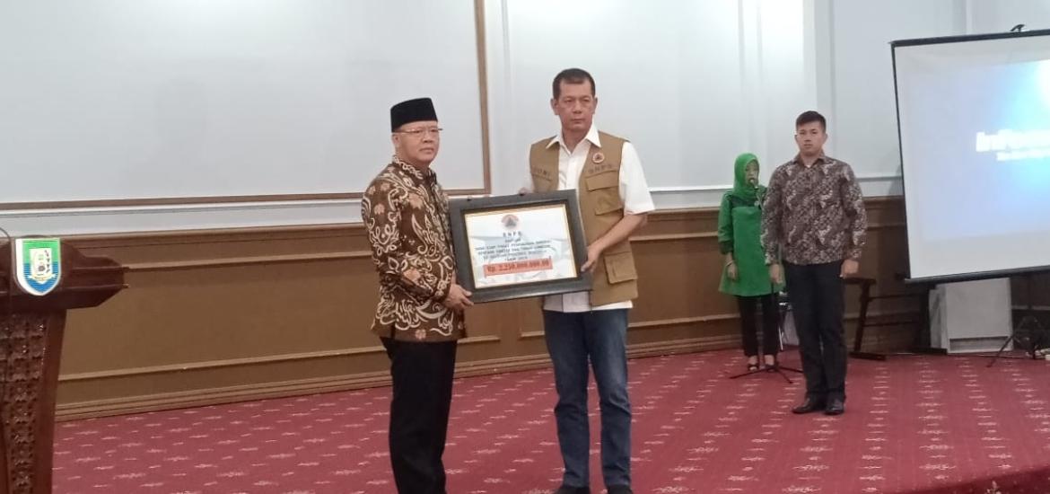 kepala BNPB juga menyerahkan bantuan Rp 2.250.000.000 secara simbolis kepada Gubernur bengkulu