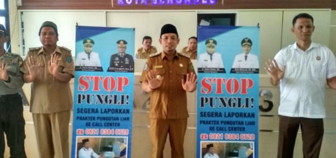 Wakil Walikota Bengkulu, Dedy Wahyudi saat melakukan pemasangan banner bersama Tim Saber Pungli Kota Bengkulu