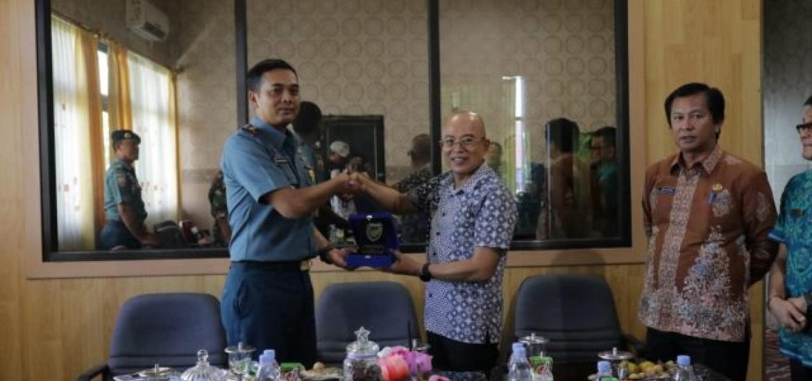 Bupati Bengkulu Selatan, Gusnan Mulyadi menyambut kunker) Danlanal Bengkulu