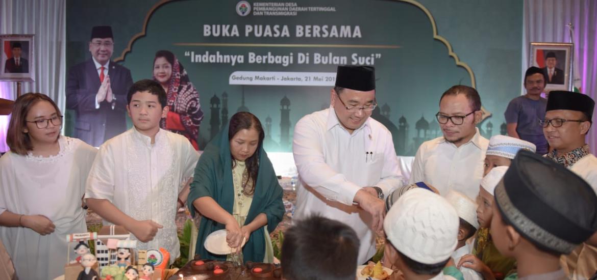 Kemendes PDTT Buka Bersama Anak Yatim