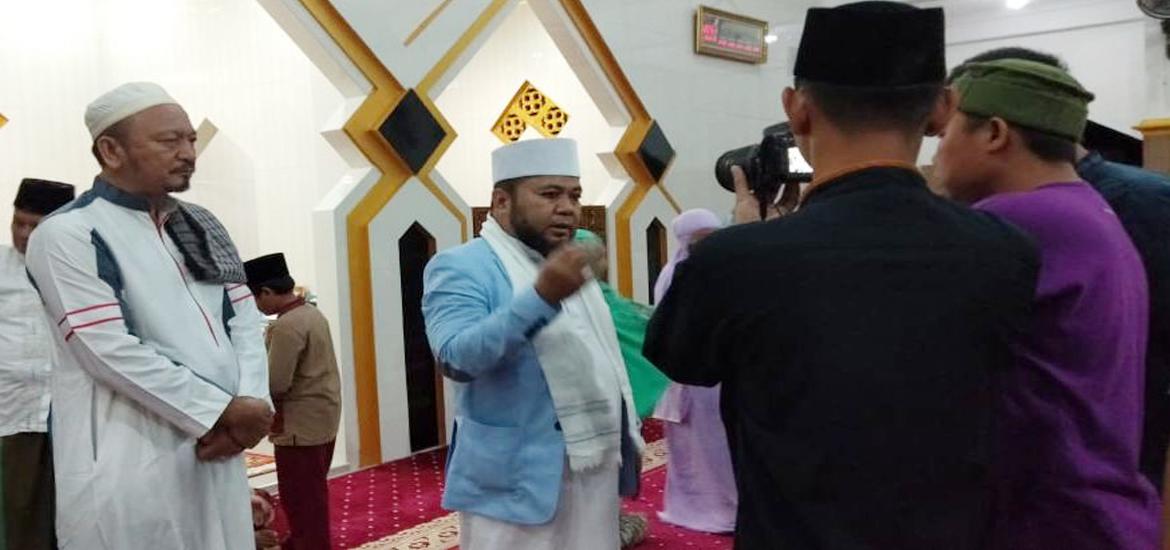 Walikota beserta rombongan melaksanakan Solat Isya dan Tarawih berjamaah di Masjid Ar Rahman, Kelurahan Sidomulyo Kota Bengkulu