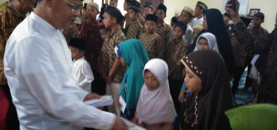 Gubernur Bengkulu Rohidin Mersyah memberikan Santunan Ke Panti Asuhan
