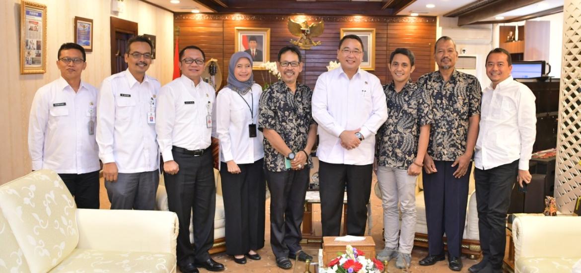 Menteri Eko menerima kunjungan tiga kepala desa yang sudah mengikuti ASEAN Plus Three Village Leaders Exchange Program pada tanggal 5-11 Mei di Yunnan Cina