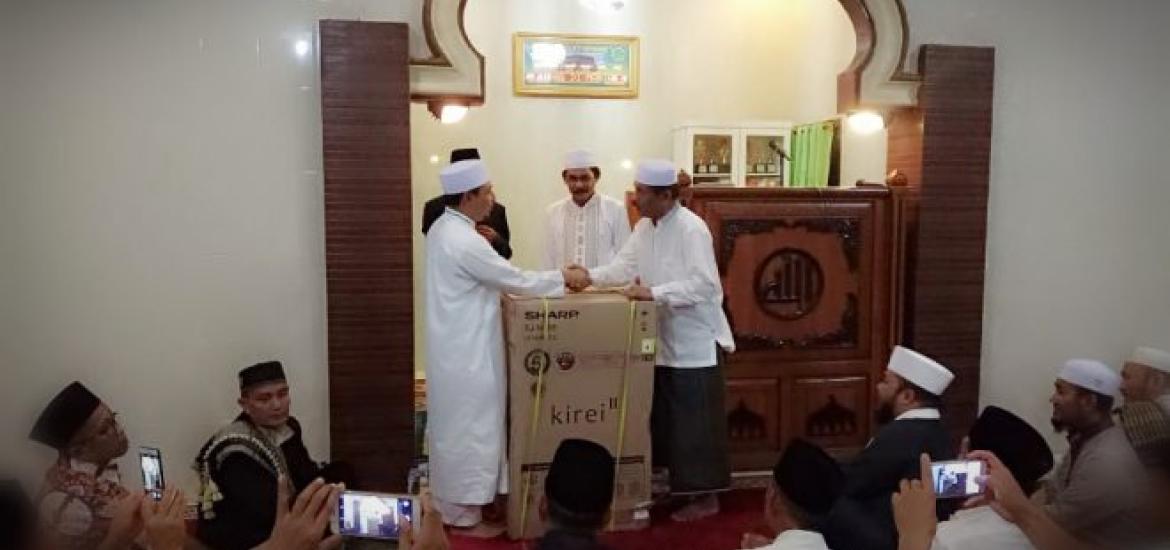 Walikota Serahkan Bantuan Untuk Masjid At Taqwa